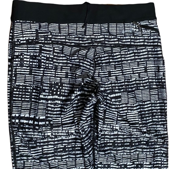 Nike Dri Fit Relay Printed Cropped Activewear Leggings - Picture 5 of 7